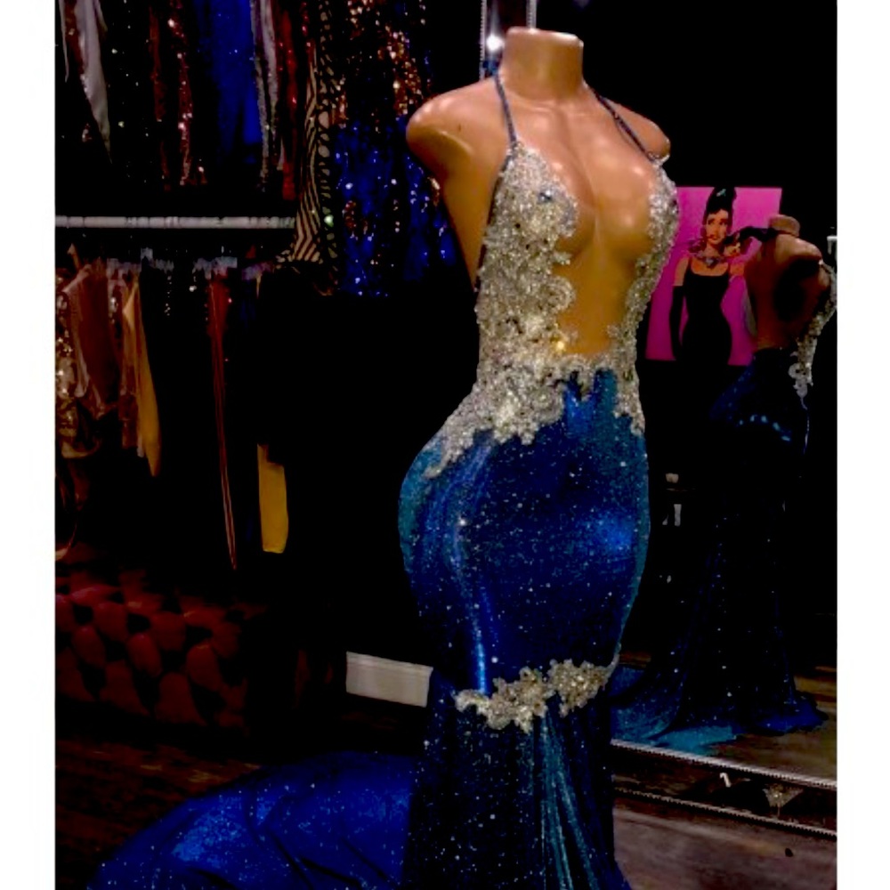 Looking for a prom dress this style!!!! Help😂😂